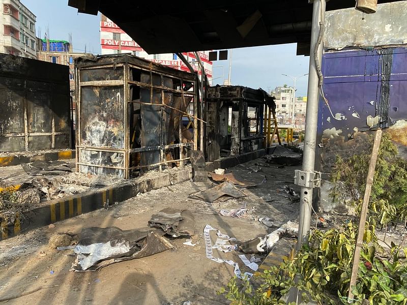 উড়াল সড়কের টোল প্লাজাটি দনিয়ার সামনে। বুধবার সন্ধ্যায় টোল প্লাজায় হামলা করে আগুন দেওয়া হয়